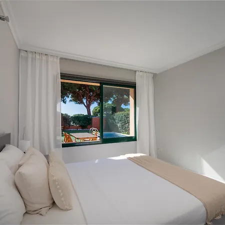 Apartamento Retreat: Private Pool & Frontline Golf Marbella