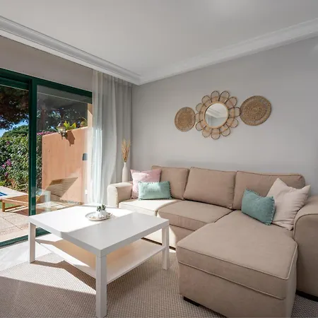 Apartamento Retreat: Private Pool & Frontline Golf Marbella